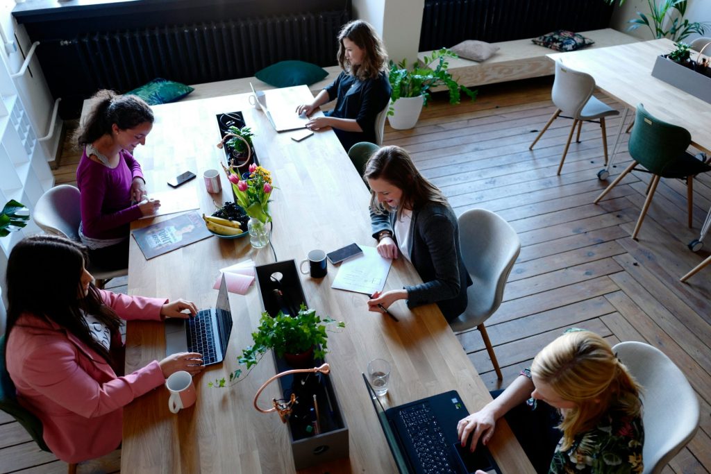 Zwei Frauen im Bürogespräch
